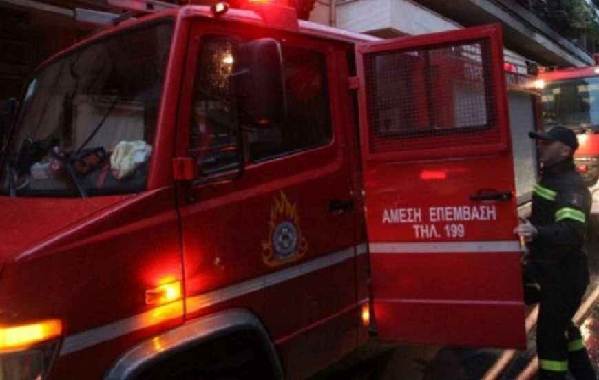 Στις φλόγες τυλίχθηκε η μηχανή ημιφορτηγού στη Λάρισα