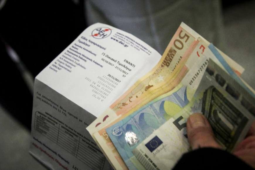 Σηκώνουν ρολά από Δευτέρα τα καταστήματα της ΔΕΗ – Μάσκες σε υπαλλήλους, θερμομέτρηση για πελάτες