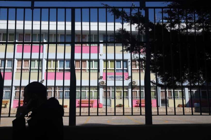 Επιφυλάξεις Εξαδάχτυλου για την επιστροφή στα θρανία: Το νέο στέλεχος του κορονοϊού στη Βρετανία μεταδόθηκε μέσα στα σχολεία