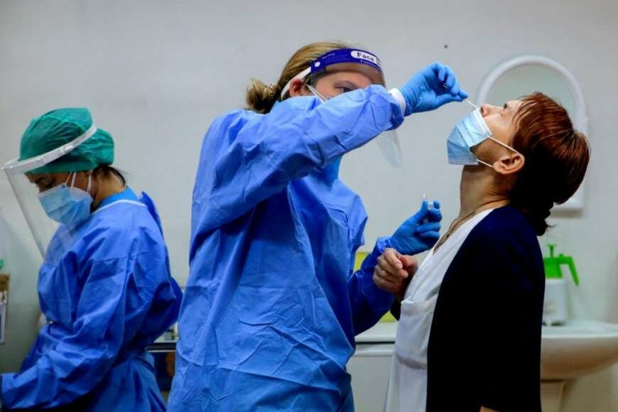 Κορονοϊός: Ιδιωτικά εργαστήρια σταματούν τα τεστ μετά το πλαφόν – Τι «χρεώνουν» στην κυβέρνηση