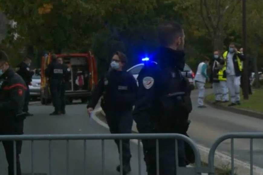 Παρίσι: Η στιγμή που οι αστυνομικοί εξουδετερώνουν τον δράστη μετά τον αποκεφαλισμό του καθηγητή