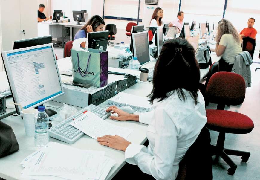 Με τηλεργασία τουλάχιστον 1 στους 2 δημόσιοι υπάλληλοι από τη Δευτέρα