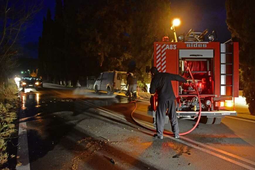 Έπεσαν δέντρα από την κακοκαιρία στη Νέα Σμύρνη κατά τη διάρκεια της νύχτας (video)