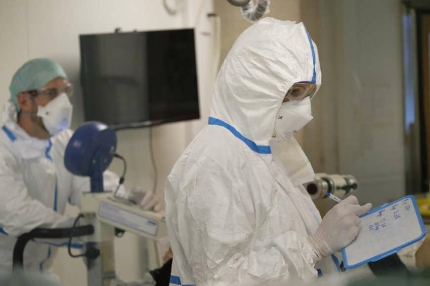 Κορονοϊός: «Έβαλαν τον πατέρα μου σε δύο σακούλες, είδα την κηδεία με viber» – Το δράμα ενός γιου (video)